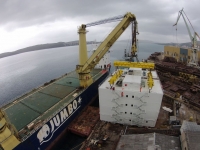 Superstructure loaded on a heavy lifter