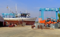 Na servisnom platou Marine Trogir uređuju se ribarski brodovi